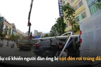 Video: Người đàn ông "oan gia ngõ hẹp", bất thình lình bị cột đèn đổ đập trúng đầu khiến xay xẩm mặt mày