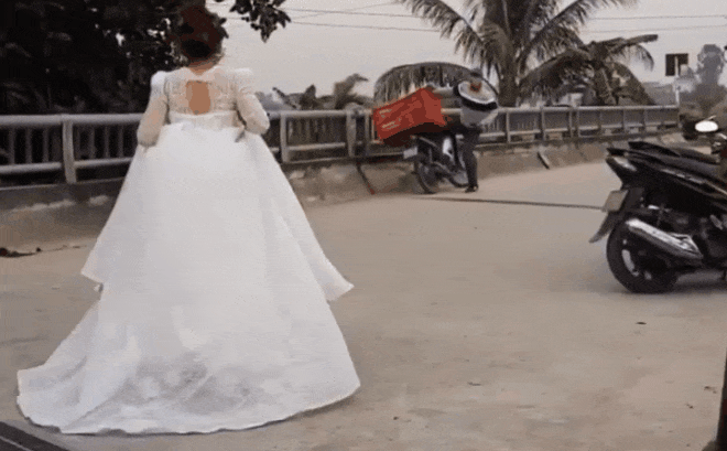 Video: Shipper gọi đúng lúc đang làm lễ cưới, cô dâu vội xách váy phi thẳng ra ngoài nhận hàng