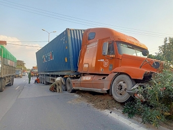 Tai nạn giao thông chiều 18/11: Xe container "húc" đổ hàng chục mét rào, tông bay cột đèn trên quốc lộ 5