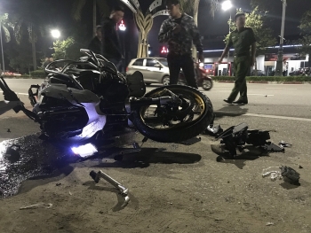 Tai nạn giao thông chiều 19/11: Siêu mô tô BMW va chạm với xe máy, 3 người thương vong nằm rạp trên đường