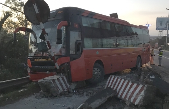 Tai nạn giao thông sáng 22/11: Lật xe khách trên đèo Thung Khe, 2 người chết