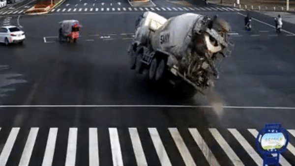 Camera giao thông: Kinh hoàng khoảnh khắc xe trộn bê tông lật, suýt đè xe con bẹp dí tại ngã tư