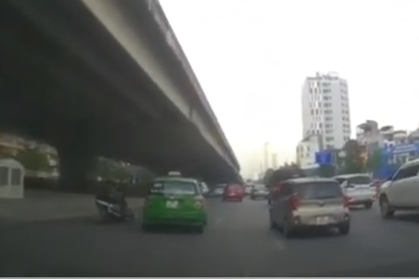 Camera giao thông: Xe máy ôm cua tốc độ cao đâm vào taxi, thanh niên nằm im bất động tại chỗ
