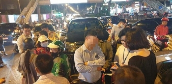 Tài xế Fortuner mất lái đâm hàng loạt phương tiện đi đường ở Hà Nội