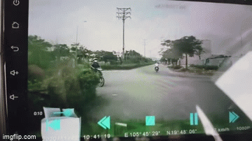 Camera giao thông: Chạy ngược vòng xuyến, xe máy lĩnh hậu quả đắng đót