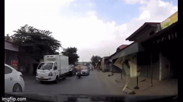 Camera giao thông: Cố tình lấn làn để vượt lên, tài xế taxi nhận bài học nhớ đời