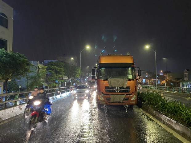 Tai nạn giao thông sáng 28/11: Tai nạn liên hoàn tại cầu vượt, người phụ nữ bị dập nát xương đùi 2 chân