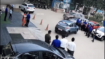 Video: Vừa mua xe ra khỏi đại lý, người đàn ông đâm luôn vào tường