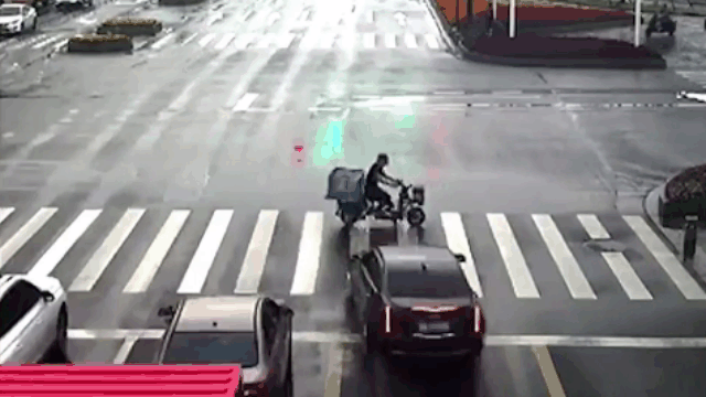 Camera giao thông: Người đàn ông bị ô tô tông văng khi vượt đèn đỏ