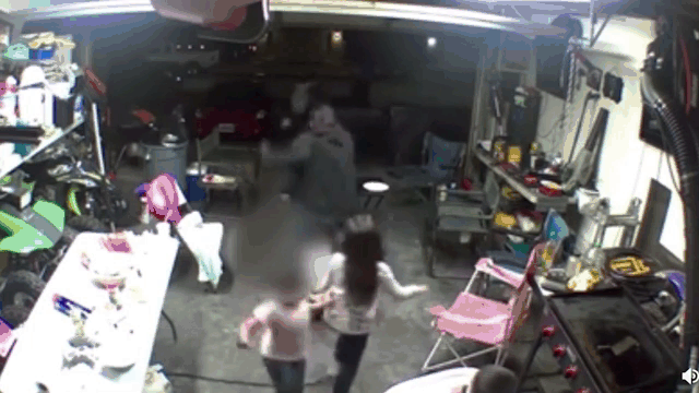 Video: Người mẹ vật lộn với kẻ lạ mặt, quyết bảo vệ 3 con nhỏ