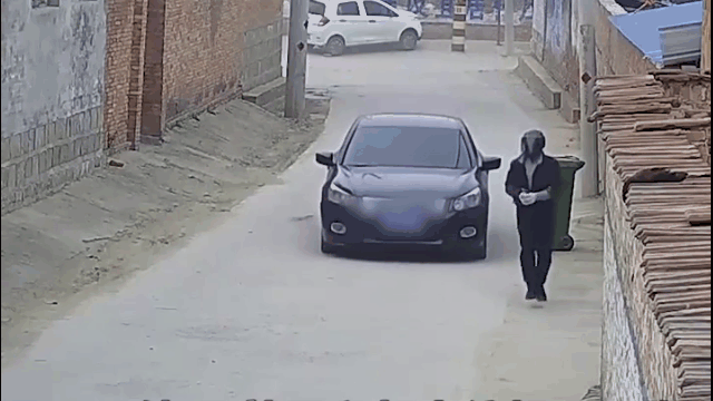 Video: Trộm bị 2 người đi ô tô dồn đuổi rồi tóm gọn, vội giơ tiền ra xin "hối lộ"