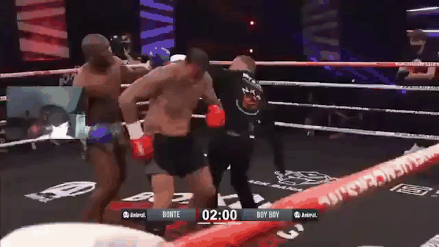 Video: Trọng tài "bỏ qua" khoảnh khắc võ sĩ đánh lén đối thủ