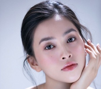 sao can guong mat khong goc chet cua hoa hau tieu vy