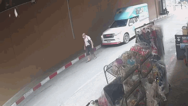 Video: Trần bê tông bất ngờ đổ sập trước mặt, người đàn ông thoát chết hy hữu