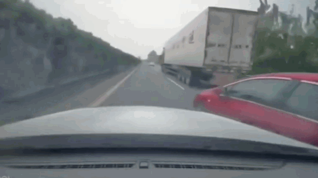 Camera giao thông: Cố tình vượt ẩu trên cao tốc, xe con gặp nạn kinh hoàng