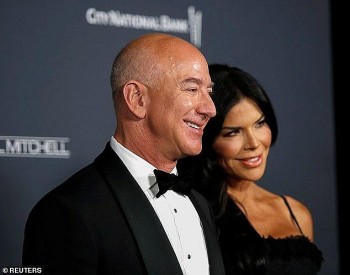 Người tình 52 tuổi sánh đôi bên tỷ phú đình đám Jeff Bezos