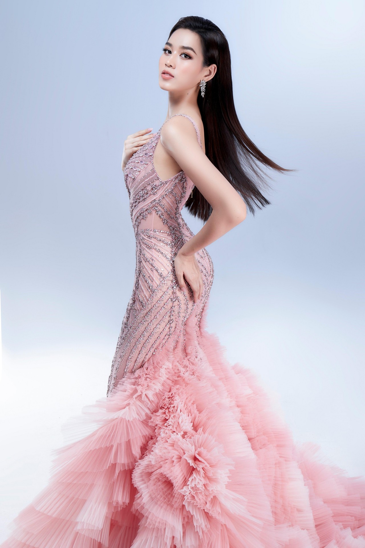 Cận cảnh loạt trang phục lộng lẫy, sexy mà Đỗ Thị Hà mang tới Miss World 2021