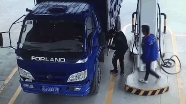 Video: Nhân viên cây xăng bất cẩn, tưới xăng vào tài xế đang lúi húi mở nắp bình