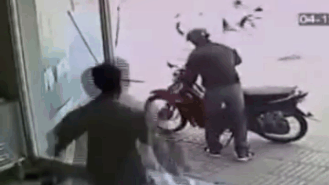 Video: Bị chủ nhà tung cú đá song phi, tên trộm xe máy ngã sấp mặt