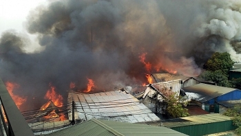 Hà Nội: Hơn 10 xưởng gỗ bốc cháy dữ dội, cả làng nghề chìm trong biển lửa mịt mùng