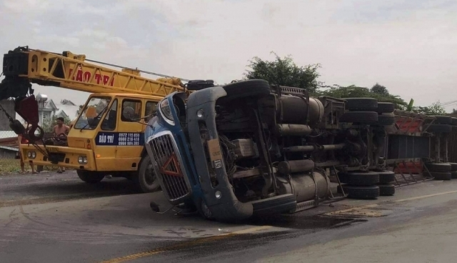 Tai nạn giao thông chiều 1/12: Cụ ông chạy xe máy tông người đi bộ rồi lao vào đầu xe buýt bất tỉnh