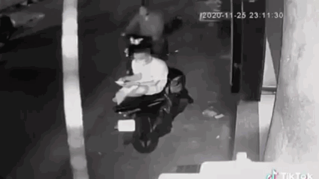 Video: Bị cướp giật điện thoại khi đang ngồi trên xe máy, người đàn ông thất thần đứng nhìn
