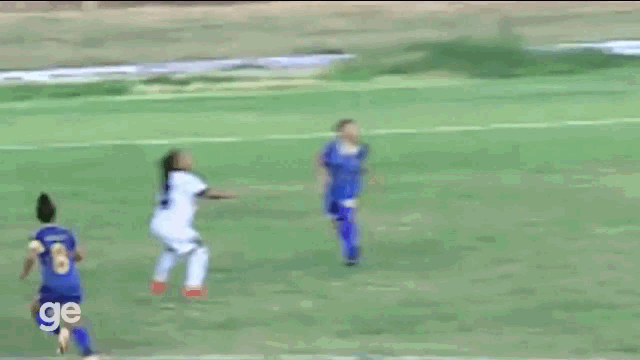 Video: Tung chân đạp thẳng vào mặt đối phương như trời giáng, nữ cầu thủ bị đuổi thẳng cổ