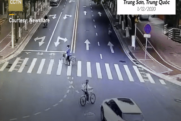 Camera giao thông: Giải cứu học sinh tiểu học bị ôtô đâm ở Trung Quốc