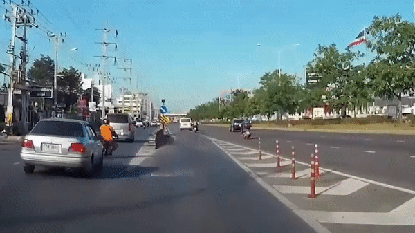 Camera giao thông: Xe máy đánh võng rồi tự tông thẳng dải phân làn