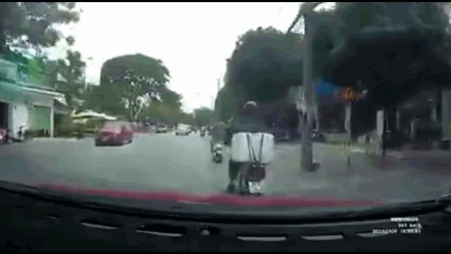 Camera giao thông: Kinh hoàng khoảnh khắc người đàn ông đi xe máy bất ngờ bị ô tô tông trúng rồi cán qua người