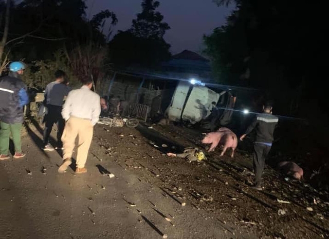 Tai nạn giao thông sáng 7/12: Xe tải chở lợn va chạm với xe máy trên QL3 khiến 2 bố con tử vong trên đường về nhà