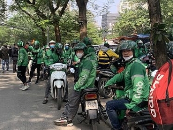 Hà Nội: Tài xế Grab đồng loạt tắt ứng dụng, “vây” trụ sở phản đối tăng chiết khấu