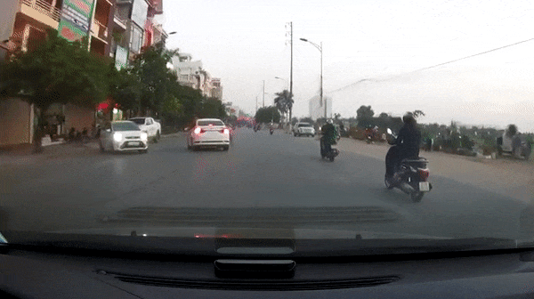 Camera giao thông: Vượt ẩu, thanh niên điều khiển xe máy đâm sầm vào ô tô