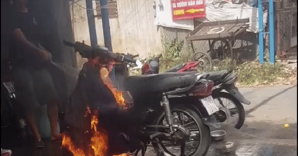 Video: Xe máy bốc cháy ngùn ngụt, thanh niên điềm tĩnh đứng xịt nước khiến nhiều người bất ngờ