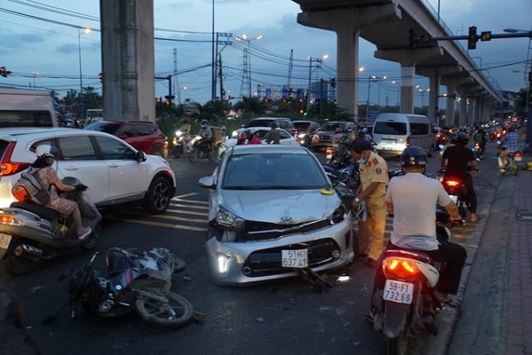 Tai nạn giao thông sáng 8/12: Xe container 'cày nát' dãy taluy, lao khỏi cầu vượt ở cửa ngõ Sài Gòn