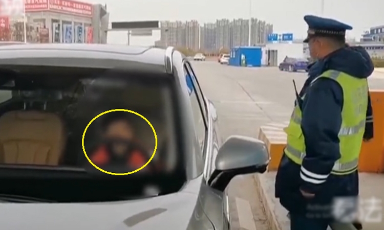 Camera giao thông: Cậu nhóc 10 tuổi trộm ôtô mới trong đại lý rồi lái băng băng qua cao tốc