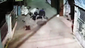 Video: Cận cảnh 2 băng nhóm bắn nhau loạn xạ lúc rạng sáng ở Tiền Giang