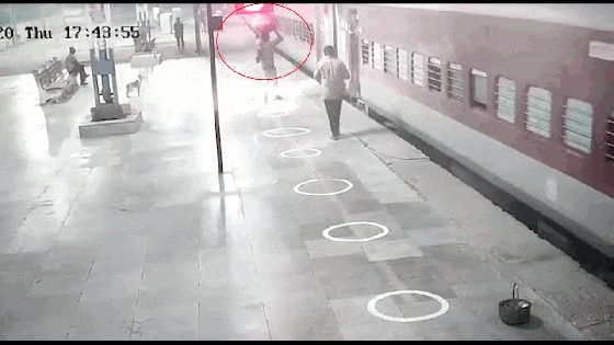 Camera giao thông: Cảnh sát phản xạ như chớp cứu người đàn ông bị trượt chân khi cố leo lên đoàn tàu đang chạy