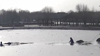 Video: Đang chơi tha thẩn, cậu bé bất ngờ lọt xuống hố nước của hồ băng, người trên bờ tức tốc giải cứu