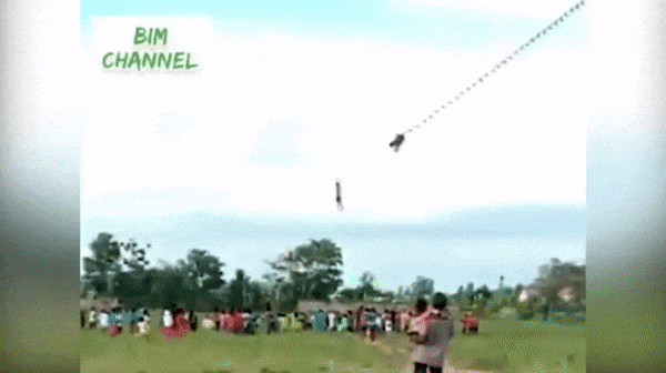 Video: Bé trai bị mắc vào con diều, bay lơ lửng trên không trung khiến đám đông hoảng loạn