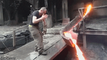 Video: Rùng mình cảnh người đàn ông nhúng tay trần vào dòng kim loại nóng 1.400°C