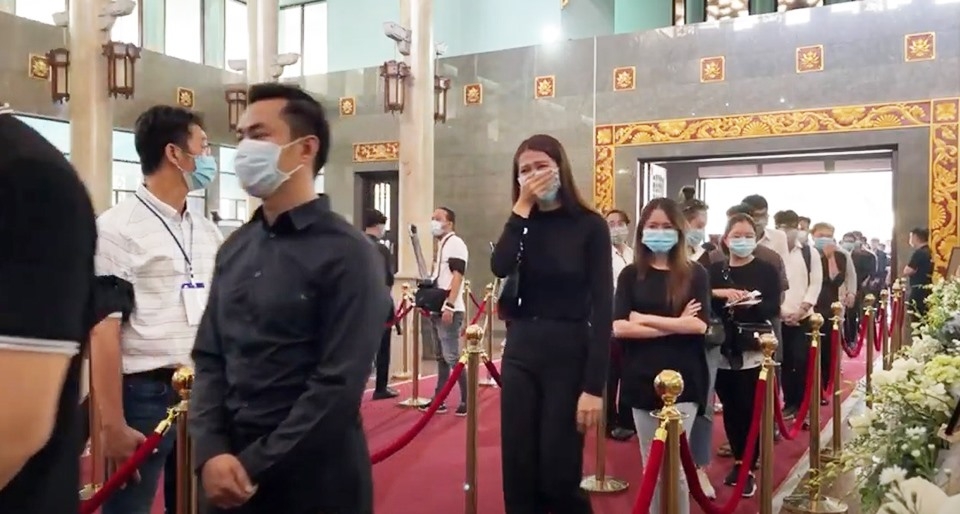 Đoàn nghệ sĩ cuối cùng và người hâm mộ đến viếng cố nghệ sĩ Chí Tài trước giờ đưa linh cữu ra sân bay về Mỹ