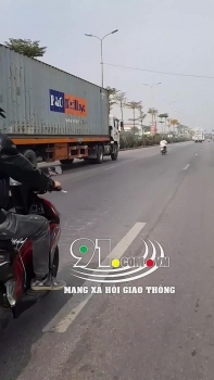 Camera giao thông: Bất chấp các phương tiện đi sau bấm còi inh ỏi, cô gái vẫn thản nhiên vừa bấm điện thoại vừa lững thững chạy xe