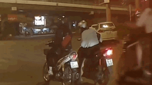 Camera giao thông: Đang dừng chờ đèn đỏ, người phụ nữ bất ngờ bị 2 thanh niên đi xe máy áp sát rồi giật túi xách táo tợn