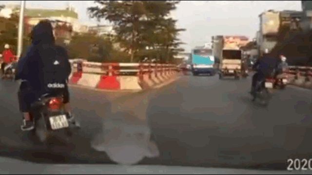 Camera giao thông: Cố tình tạt đầu ô tô, người phụ nữ ngã "sấp mặt"