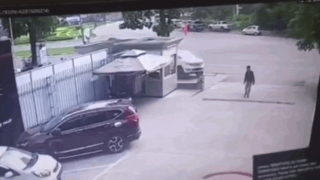 Camera giao thông: Kinh hoàng khoảnh khắc nữ tài xế mất lái tông 1 người tử vong tại showroom Mazda
