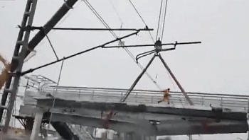 Video: Nhịp cầu đang thi công ở Nga bất ngờ đổ sập, công nhân hoảng loạn tháo chạy