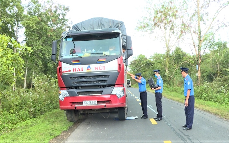 Tai nạn giao thông sáng 14/12: Ô tô tải cuốn 2 người đi xe máy vào gầm sau pha cố vượt đầy cẩu thả