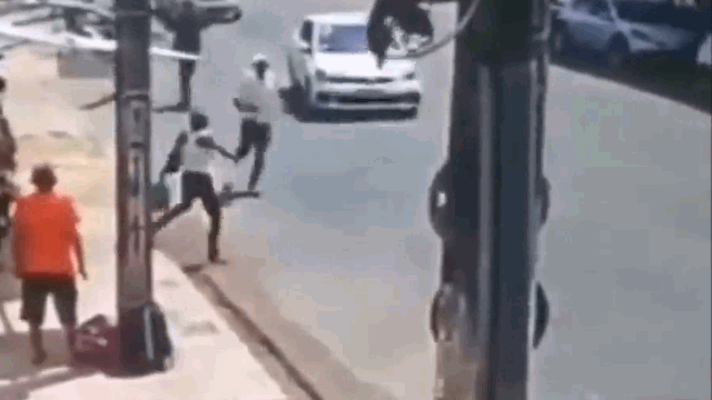 Hai người phụ nữ "song kiếm hợp bích" hạ gục tên cướp lực lưỡng ngay trên phố