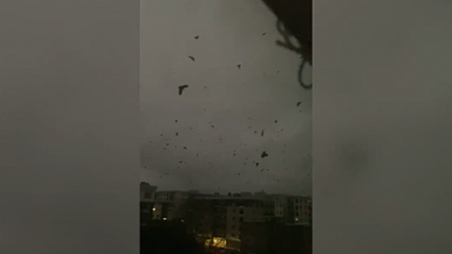 Video: Hoảng hồn cảnh bầy quạ đen vây hãm bầu trời suốt 14 tiếng